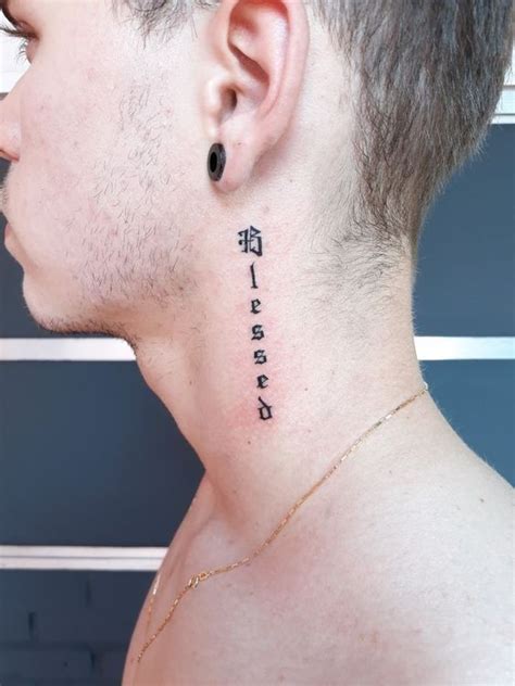 tatuajes de letras en el cuello